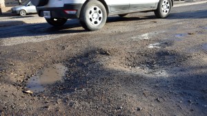 Piden que los vecinos suban  fotos de baches para hacer un mapa