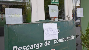 La estación de servicio está cerrada porque no tiene nada para vender, pero sus trabajadores siguen yendo a cumplir horario. (Florencia Salto).-