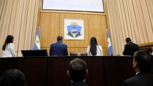 Opositores a Gutiérrez quieren saber el destino del crédito millonario