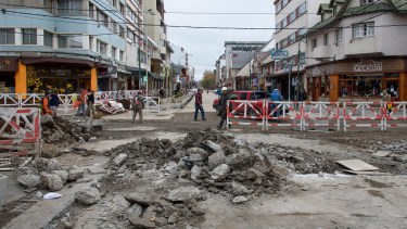 La obra de la calle Mitre terminó en polémica, con el retiro intempestivo de la constructora Planobra. Archivo