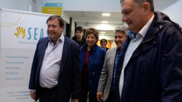 El gobernador Weretilneck ayer en Bariloche inauguró un servicio de la salud de la CEB. (Foto: Alfredo Leiva)