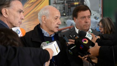 El exministro de Economía, Roberto Lavagna, y el senador nacional Miguel Pichetto recorrieron junto al gobernador Alberto Weretilneck las instalaciones de Invap. Foto: Chino Leiva