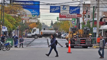 Las obras para los carriles exclusivos en el Bajo neuquino comenzaron ayer sobre la calle Sarmiento.