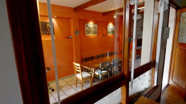 Aberturas vidriadas conectan el quincho y la cocina.
