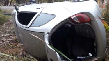 Así quedó el auto luego del vuelco. (Mauro Pérez).-