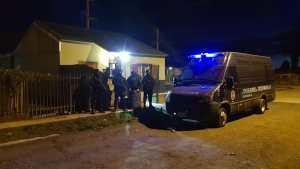 Detenidos y varias armas secuestradas en cinco allanamientos en Bariloche