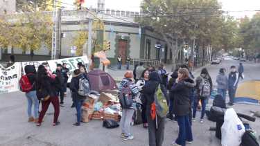 Los estudiantes mantuvieron el acampe que iniciaron ayer, reclamando la construcción de edificios propios. (Juan Thomes).-