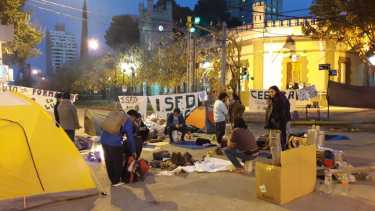 Los estudiantes mantuvieron el acampe frente a la Casa de Gobierno por tercer día consecutivo. (Mauro Pérez).-