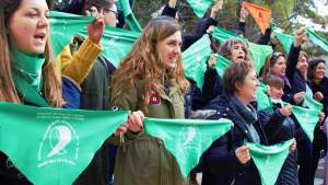 En Neuquén comenzaron los pañuelazos en apoyo al proyecto de aborto legal