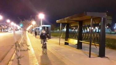 En bicicleta: una de las alternativas para enfrentar la ausencia de colectivos en el día de paro. (Mauro Pérez).-