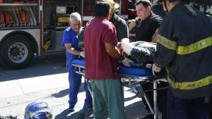 No respetó la prioridad de paso y deberá indemnizar a una mujer que circulaba en moto
