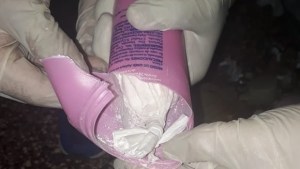Transportaban cocaína en envases de talco y fueron detenidos