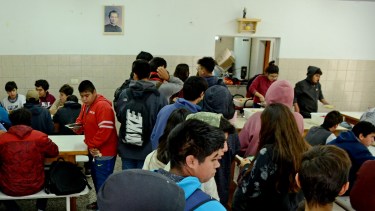 Los estudiantes colaboran con la elaboracion de la comida. (Foto: Mauro Pérez)