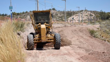24/01/2019 - ag nqn - El municipio comenzó las obras en la meseta por la avenida de los ríos - salto