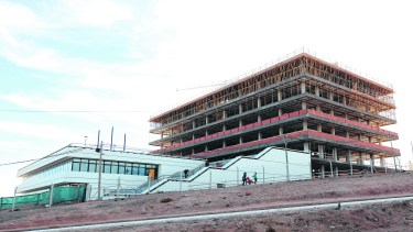 Hace tres años que se construye el nuevo edificio de la comuna en la zona oeste. Foto: Juan Thomes.