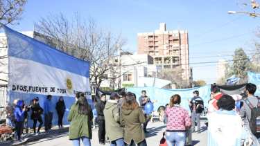 El grupo identificado con pañuelos celestes insultó a la prensa. (Foto: Florencia Salto.-)
