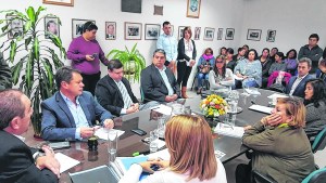 El caño llega a la esquina de un barrio de Plaza Huincul pero no tienen gas