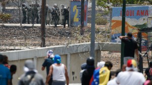 Fuerzas de seguridad en Venezuela reprimen a los manifestantes