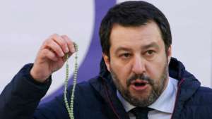 Polémica en Italia: cerraron el puerto a 65 inmigrantes rescatados de un naufragio