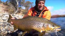 Imagen de “¡¿Qué clavaste, Pelado?!”: mirá el video de esta gran trucha marrón en el Limay superior