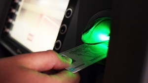 Ordenan al Banco Patagonia no descontar un préstamo a una víctima de estafa telefónica en Viedma