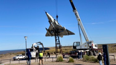 El montaje del avión de guerra que estará en el Memorial de Malvinas. Foto Gentileza: Andrés Caballeri.