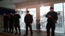 Imagen de Protestaron contra Del Bello e intervino la Policía Federal en la UNRN