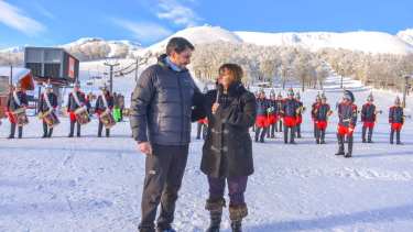 El intendente electo y la intendenta de San Martín en Chapelco.  Foto: Facebook carlos.saloniticoncejalmpn