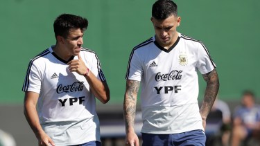El Huevo Acuña y Leandro Paredes, dos de los nuevos socios de la renovada selección.