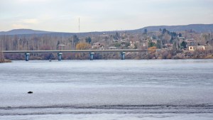 Por la crecida del río Limay controlarán las riberas