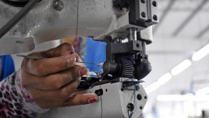 No es fácil, pero las textiles de Neuquén no dejan de coser