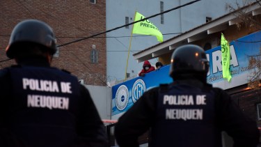 La sede de la Uocra en Neuquén capital continua tomada por quienes exigen que Carcar sea desplazado. (Archivo Florencia Salto.-)