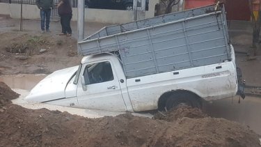 La parte delantera de la camioneta quedó sumergida en el pozo. (Gentileza @darortn).-
