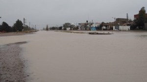 Calles inundadas y tránsito complicado por las lluvias en Las Grutas y SAO