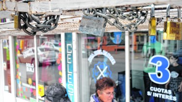 Con rejas, cadenas y candados, los comerciantes intentan proteger sus vidrieras por las noches. Foto: Mauro Pérez