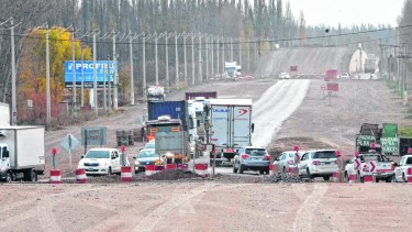 Los trabajos para construir 10 kilómetros de autopista se reactivaron en abril. Dos meses después hay incertidumbre sobre el ritmo para el segundo semestre. Foto Yamil Regules. 