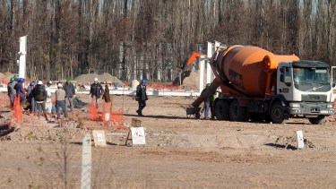 Los trabajos de suelo ya se terminaron y  pueden verse los primeros pilares. (Foto: Oscar Livera)