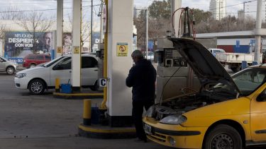 Por la falta de gas, seis estaciones de GNC de Neuquén debieron cruzar sus mangueras.