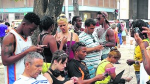 El avance de la internet móvil desata frustraciones en Cuba