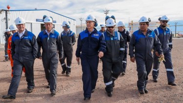 A Levi se lo ve a la derecha en la imagen que encabeza el presidente Macri. Lleva los guantes apretados en la mano. Foto: Presidencia de la Nación.