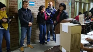 Tortoriello llegó caminando a votar y esperó en la fila