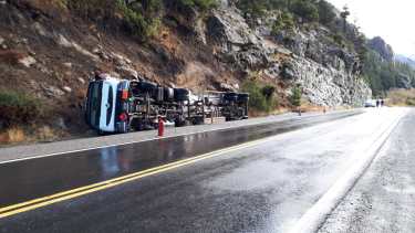 El camión Renault transportaba miles de litros de combustible. (Gentileza)