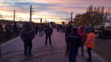 Los despedidos cortan la Ruta 22, en inmediaciones de Challacó. (Foto: Andrea Vázquez)