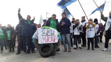 Los trabajadores agrupados en ATE y en ATEN protestaron en el ingreso a Huincul.