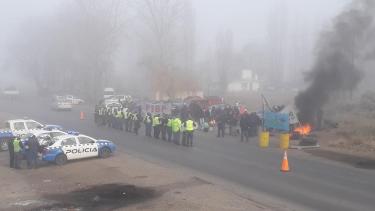 Por la presencia policial, los trabajadores no pudieron cortar la Ruta 22 como ocurrió estos últimos días. (Mauro Pérez).-