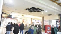 Imagen de Se cayó parte del cielo raso de un paseo de compras en Neuquén