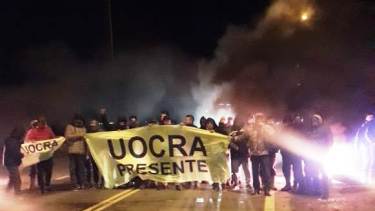 Al igual que el miércoles, los integrantes de Uocra cortaron las rutas reclamando que Víctor Carcar sea desplazado de la conducción. (Gentileza).-