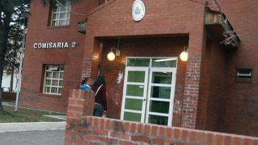 Investigan la muerte de un hombre en una Comisaría de Neuquén