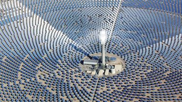 odos los espejos apuntan a la torre en esta planta de Copiapó, Chile. La sal recibe el calor que se refleja del sol hasta alcanzar los 800 grados centígrados. Foto gentileza Solar Reserve 