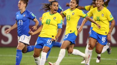 Marta anotó de penal su 17° gol en copas del mundo.
